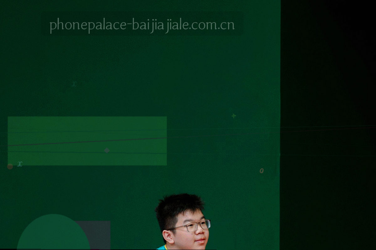 零售行业页面样例的局部界面切片，深色底上带珊瑚橙行动按钮